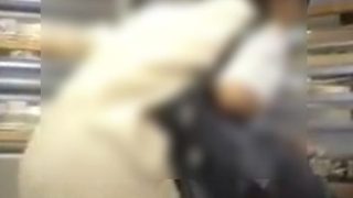 【盗撮動画】現役女子校生のパンティ隠し撮り！ツインテール女子の下半身に執着し……のアイキャッチ画像