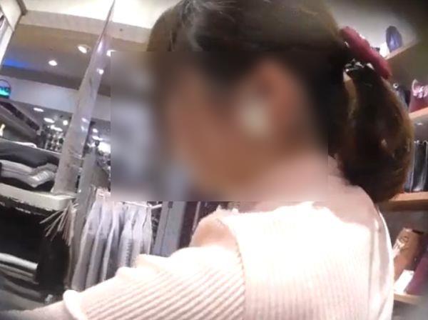 【盗撮動画】逆さＨＩＲＯ！巨乳ニットが目を見張る美人ショップ店員のお姉さんの……のアイキャッチ画像