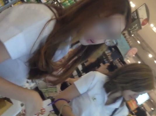 【盗撮】スーパーで買い物中に見かけた美人ギャル二人組のミニスカ内からパンチラを激写とかヤバい！