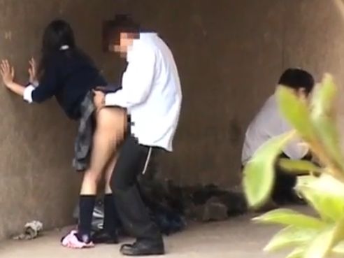 【盗撮】放課後に橋の下で男友達に青姦セックスでハメさせる美少女JKのガチ映像がネット上に拡散！のトップ画像