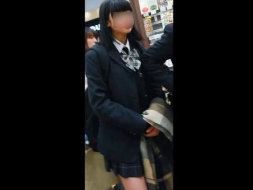 【盗撮】童顔ロリの制服女子校生の大人顔負けのスレンダー美脚の隙間からパンチラを逆さ撮り！のトップ画像