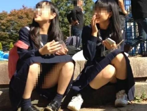 【盗撮】もう堪らん！激カワ童顔ロリ美少女二人組のJC中○生の股間から「ぱんちゅ」がモロ見えしてるｗｗｗ