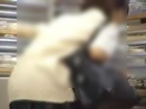 【盗撮動画】現役女子校生のパンティ隠し撮り！ツインテール女子の下半身に執着した危険なパンチラ攻略！