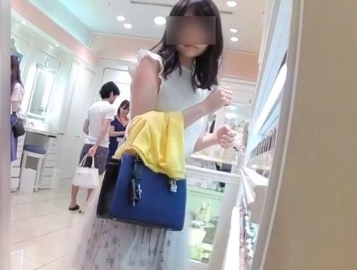 【リアル盗撮】エレガントで色白美脚の美人お嬢様のパンチラを逆さ撮りしてきたぞ！のトップ画像