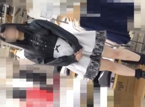 【HQ盗撮動画】ゴスロリ風ファッションの美少女ショップ店員（橋本環奈似）の逆さ撮りパンチラｗｗｗｗｗｗのトップ画像