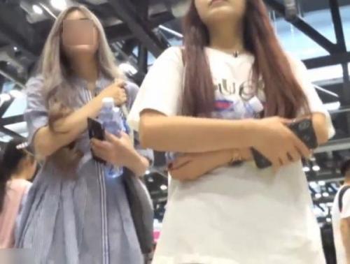 【HQ盗撮動画】イベント会場で美人ギャル二人組に無断粘着！尾行しながら隠し撮りしたパンチラ最高ｗｗｗのトップ画像