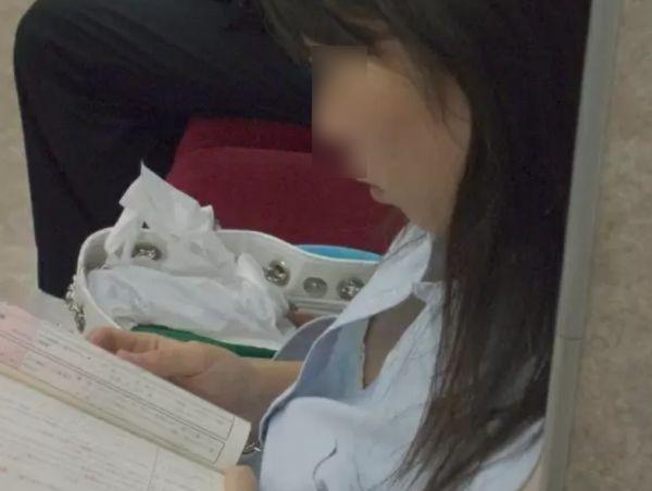 【盗撮】電車で清純そうな女子校生の胸元の隙間からブラジャーがチラ見えしてるんだけどｗｗｗのトップ画像
