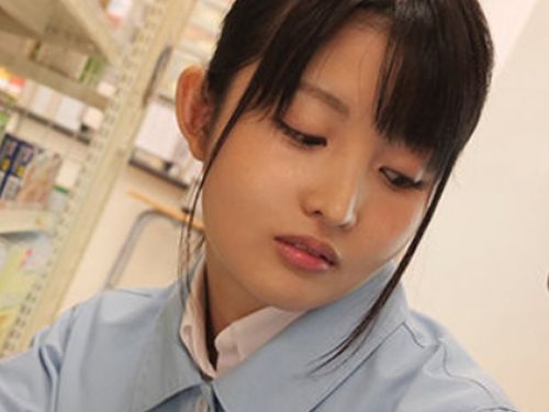 【堀沢茉由】純情可憐な美少女のバイト女子に目を付けたゲス店長が生肉棒で挿入調教！のトップ画像