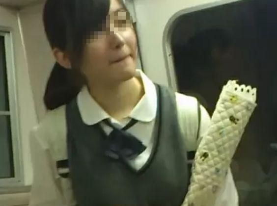 【盗撮】マジでアイドル以上に可愛いかも！某沿線電車内で隠し撮りされた正統派美少女のパンティ映像！のトップ画像