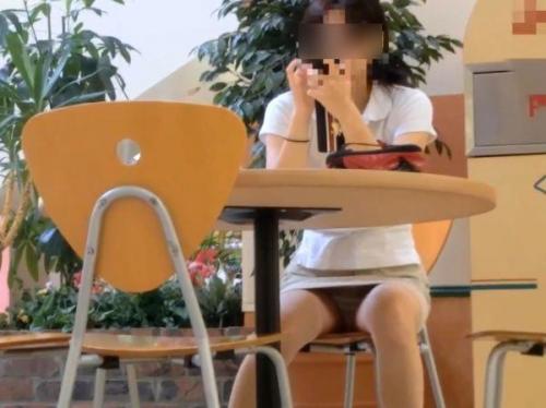 【リアル盗撮】パンチラ隠し撮り！スレンダー美人ンさんの股間の隙間からチラ見えするパンティを覗き放題ｗｗｗ