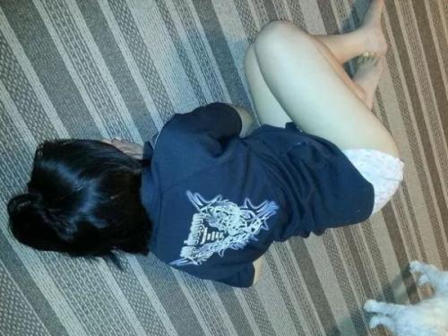 【盗撮】性的虐待アリ！帰宅するとJKの妹がパンツ丸出しで爆睡していた姿に欲情した兄貴の行動！のトップ画像