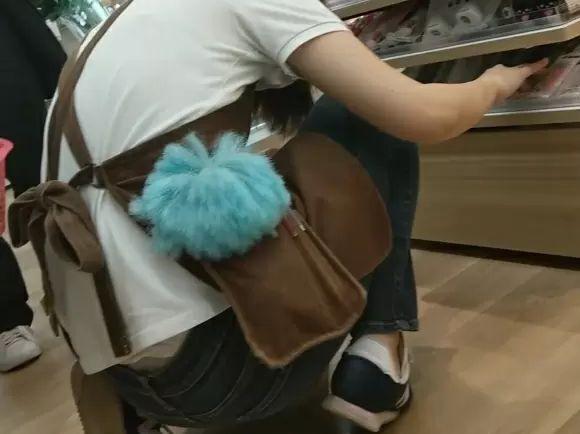 【盗撮】100円ショップSeriaの店内で女性店員の腰パンパンチラを執拗に隠し撮りして楽しむwwwのトップ画像