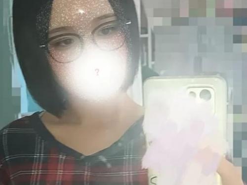 【個人撮影】爆乳ムニュムニュ♡真面目そうな眼鏡お姉さんがデカパイ丸出し揉み揉み動画をSNS投稿！のトップ画像