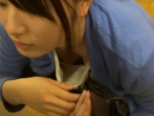 【盗撮】美人さんが買い物中にしゃがみ込んだら即接近！胸チラを上から覗き込むように撮影しまくる！のトップ画像
