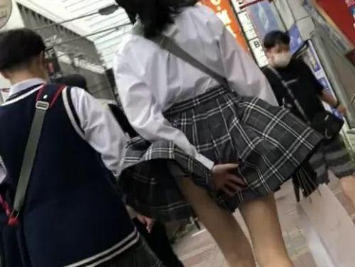 <span class="title">【盗撮】隠し撮り風パンチラ！暴風雨の日に制服美少女たちのスカートが捲れた瞬間を激写！</span>