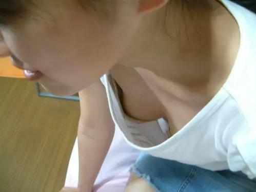 <span class="title">【盗撮】胸チラどころか乳首チラまで複数混入！日常の中で撮影された素人お嬢さんたちの胸元！</span>