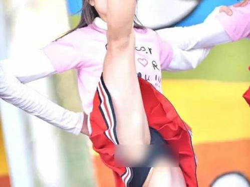 <span class="title">【盗撮】決定的瞬間をスクープ！東北大学チアリーディングのお嬢さんの開脚した股間からマン毛が盛大に露出してしていた！</span>