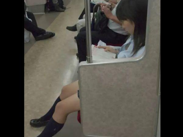 <span class="title">【盗撮】電車の窓越しで気付かない黒髪女子校生のブラウスの隙間から胸チラ覗き込みアングルで撮影ｗｗｗ</span>
