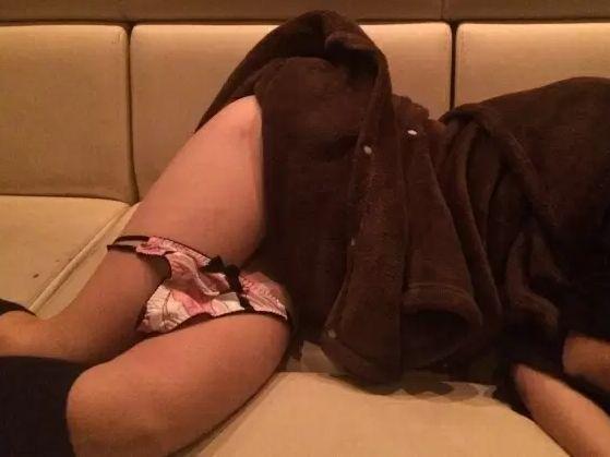 <span class="title">【盗撮】泥酔ギャル隠し撮り！カラオケBOXで酔い潰れた美少女のパンティ脱がせると絶妙なパイパンだったｗｗｗ</span>