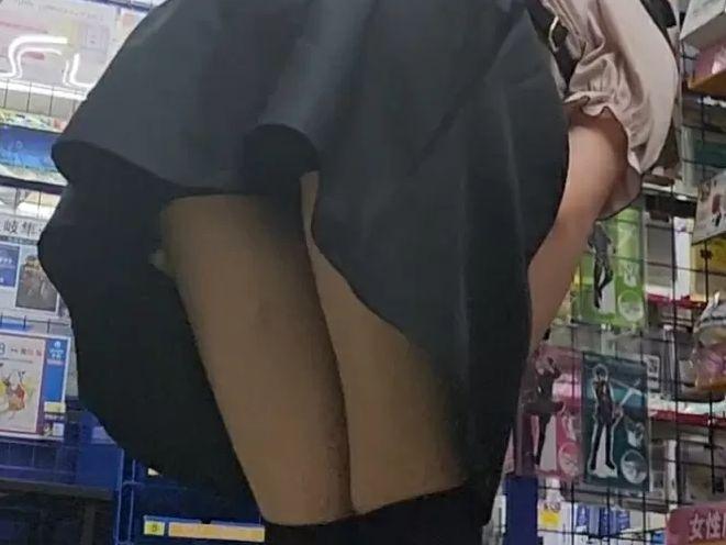 <span class="title">【盗撮】オタクの聖地である某店内でニーハイ女子に粘着して前かがみパンチラを激写！</span>