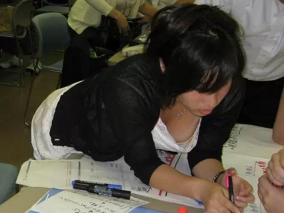 <span class="title">【盗撮】何かに夢中で無防備すぎる胸チラが解禁状態の素人ギャルたちが結構多い件！</span>