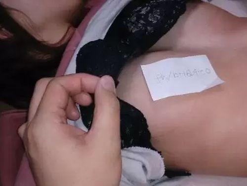 <span class="title">【盗撮】泥酔して醜態をさらすセフレ美少女を全裸にしてチッパイをネット上にさらす鬼畜行為！</span>