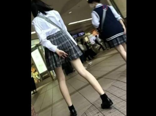 <span class="title">【盗撮】某駅前で通学中の超スレンダー美少女を隠し撮りしたガチ本物パンチラを投稿掲示板で公開！</span>