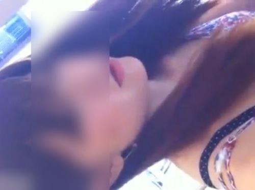 <span class="title">【盗撮】ショップ店員の美人お姉さまの胸チラを接客させながら撮影した危険映像！</span>