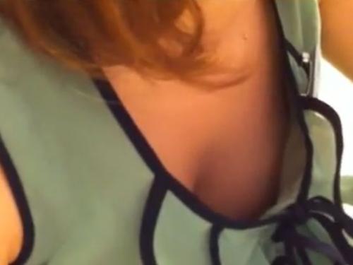 <span class="title">【盗撮】美人ショップ店員さんの胸元が緩すぎてオッパイ見えているｗｗｗ</span>