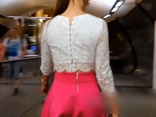 <span class="title">【盗撮】この人ごみの中でスカート捲りパンチラとか鬼畜！美女の美尻に食い込むTバック！</span>