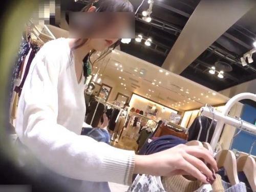 <span class="title">【盗撮】一生懸命な接客が好印象な美人ショップ店員のギャルのパンチラを隠し撮りしてる！</span>