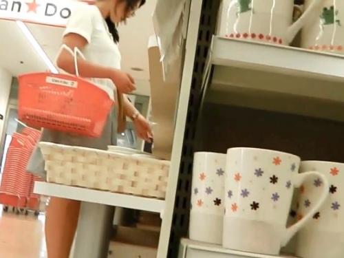 <span class="title">【盗撮】メガネ美人の人妻に店内で粘着して一瞬のスキをついてパンチラを接写撮り！</span>