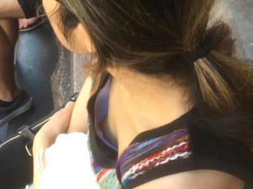 <span class="title">【盗撮】胸チラ乳首ゲット！お姉さんの胸元がノーガードで浮きブラしまくってる！</span>