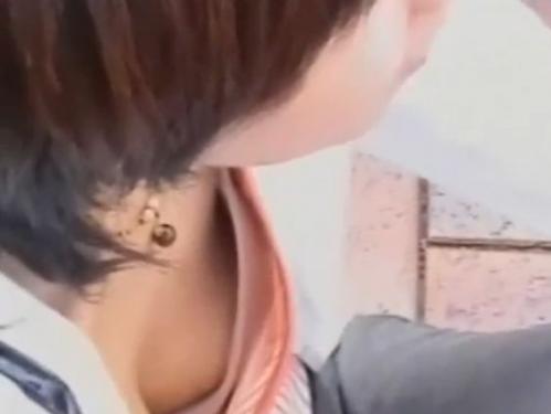 <span class="title">【盗撮】美人ママたちの胸チラ覗き込み！お子様のお世話に夢中だと完全ノーガード！</span>