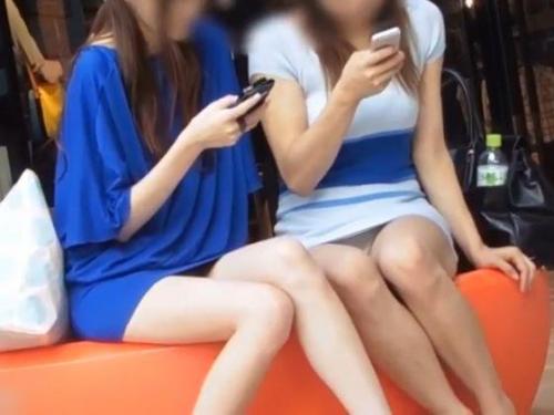 <span class="title">【盗撮】絶好のタイミングに遭遇！腰かけた美女二人組の股間がパンチラしまくってる！</span>