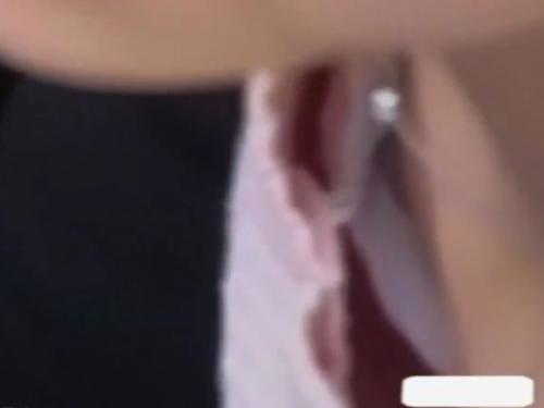 <span class="title">【盗撮】乳首解禁！素人一般人の人妻の胸チラを街中で隠し撮りした映像に黒い突起物が映り込んでる！</span>