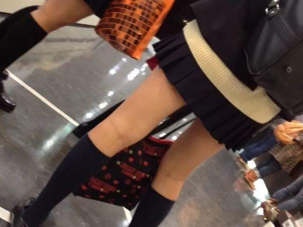 <span class="title">【盗撮】スマホ撮りパンチラ！レジ待ちしてる最中に前のミニスカ制服JKのスカート内を逆さ撮り！</span>