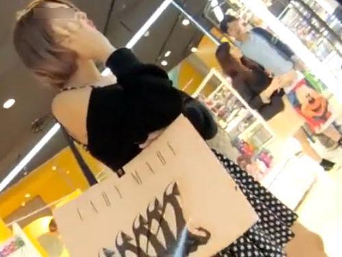 <span class="title">【盗撮】パンチラ超傑作！マジで美人すぎるショートヘアギャルの純白パンティを逆さアングルで激写！</span>