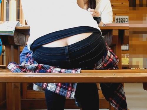【盗撮】某カフェ店内で女子大生風のギャルがローライズデニムでケツの割れ目が見えている！のトップ画像