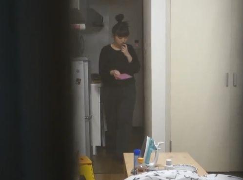 <span class="title">【盗撮】完全危険行為！独身ギャルの自宅を覗き撮り！パン一で過ごす素人女性の姿！</span>