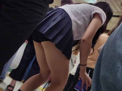 <span class="title">【盗撮】駅校内でセーラー服女子が脚長すぎるのにミニスカ過ぎてブルマが見えまくってる！</span>
