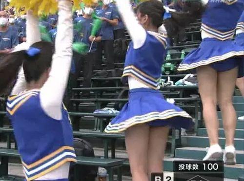 【盗撮】一番かわいい子のパンティ見えた！甲子園のTV中継に写り込んだJKチアリーディングの美少女のお宝級パンチラ！のトップ画像