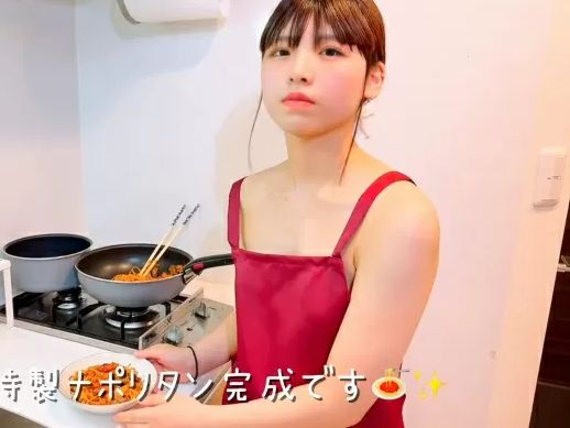 18歳の現役JKYouTuberが裸エプロンで料理をして横チラ乳首晒す（チャンネルはBAN）