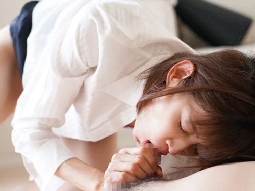 【もちづきる美】仕事に疲れていた美熟女の子宮の疼きを埋めたのは中途採用の部下の肉棒だった！のトップ画像