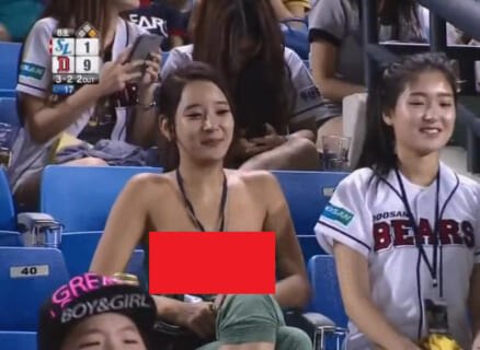 <span class="title">【動画】野球観戦してる美女がTVに映るも、めちゃくちゃ乳首見えてると話題にｗｗｗｗｗｗ</span>