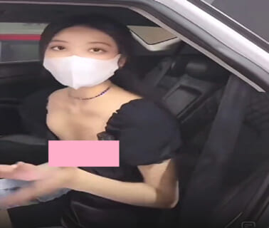 <span class="title">【動画】自動車販売員の女の子、乳首ポロリを撮られエロいと話題になってしまうｗｗｗ</span>