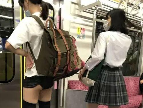 <span class="title">【盗撮】小さな可愛らしいお尻がプリっと露出！スカート巻き込んだまま電車に乗車してしまった少女に遭遇ｗｗｗ</span>