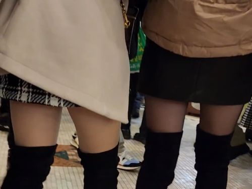【盗撮】ミニスカ黒ニーソの美味しそうな美脚の娘さん二人組をローアングルから逆さ撮りしてパンチラ獲得！