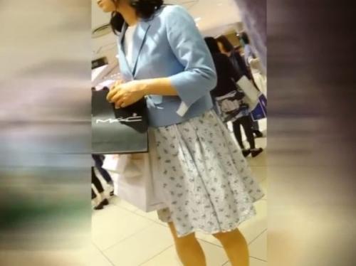 <span class="title">【リアルHQ盗撮】飛び切りイイ女臭の隠しきれないセレブ系美人若妻のパンティを隠し撮りしてきたぞ！</span>