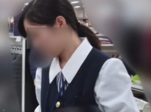 <span class="title">【リアル盗撮】ショップ店員パンチラ隠し撮り！真面目で控えめそうな黒髪美人さんの尻肉感！</span>